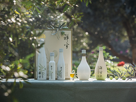 祥宇特級初榨橄欖油，純手工采摘、精選優(yōu)質(zhì)油橄欖鮮果，用意大利貝亞雷斯全自動設(shè)備物理冷榨工藝，在鮮果采摘后8小時內(nèi)限時鮮榨而成。
